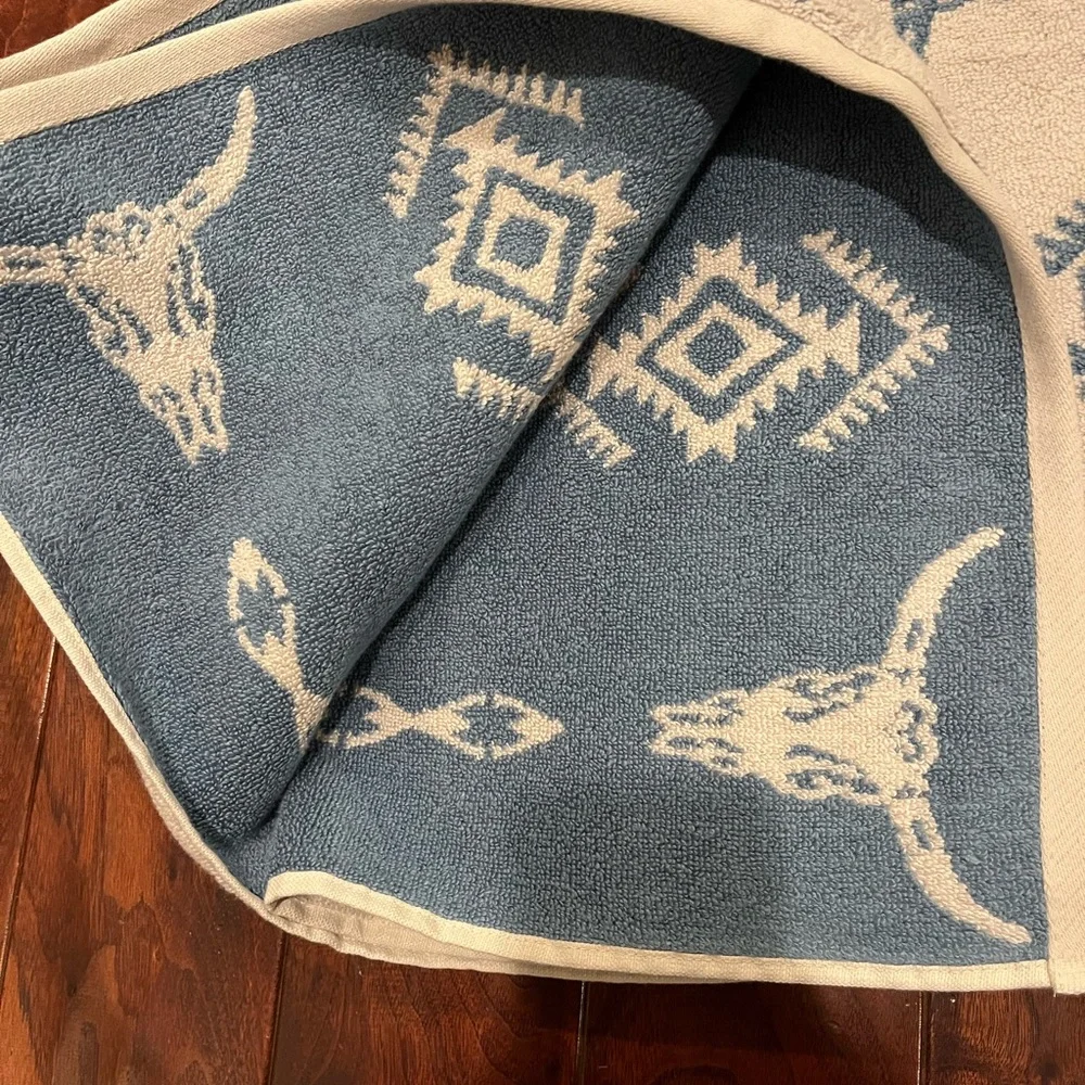 Set of 2 Wrangler Blue and Cream Bath Towels